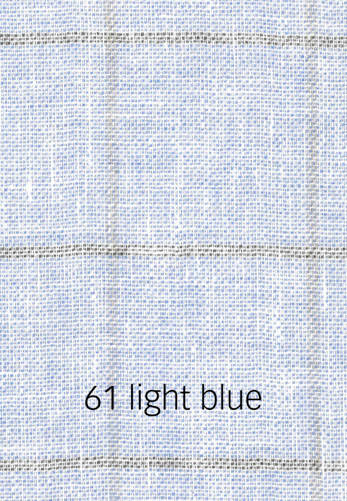 Foto eines hellblauen Stoffmusters mit dunklem Karomuster.