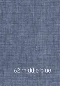 Foto eines mittelblauen Stoffmusters.