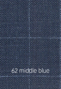 Foto eines mittelblauen Stoffmusters mit hellem Karomuster.