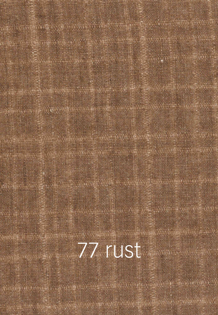 Foto eines rostfarbenen Stoffmusters mit hellem Karomuster.