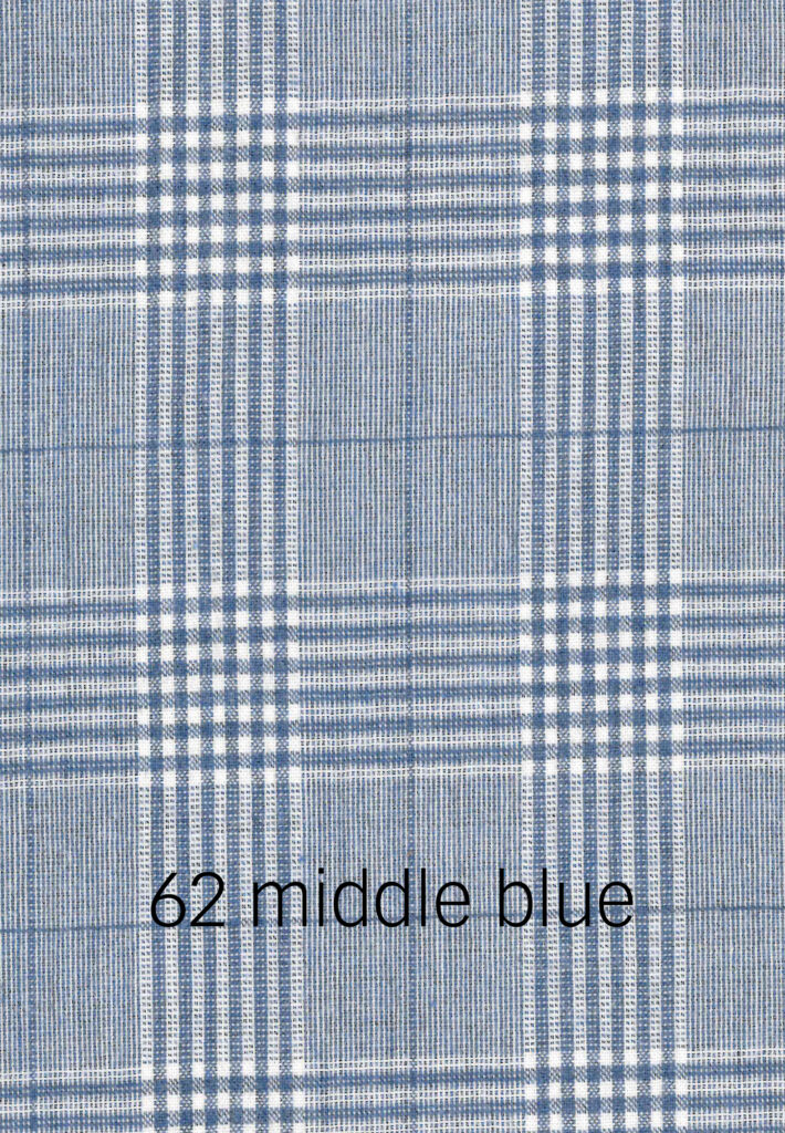 Foto eines mittelblau karierten Stoffmusters.